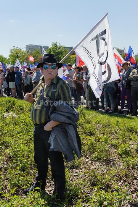 RobGajdaProtesterblackhatglasses20160507115932.jpg