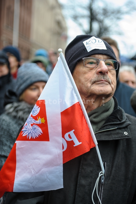 RobGajdaProtesterwithPolishflag20151212124456.jpg