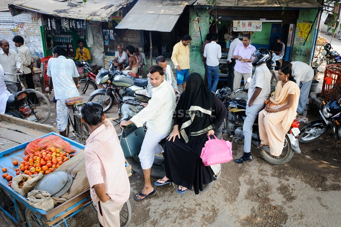 RobGajdaStreetofVaranasi20101014061952.jpg