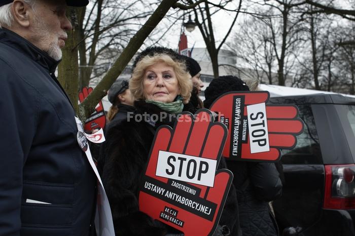 RobGajdaWomenBlackProtestWarsawFotoPressArt20180323170604.jpg