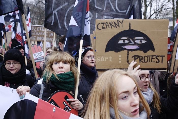 RobGajdaWomenBlackProtestWarsawFotoPressArt20180323171450.jpg