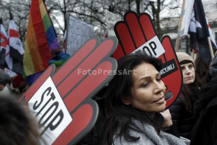 RobGajdaWomenBlackProtestWarsawFotoPressArt20180323171939.jpg