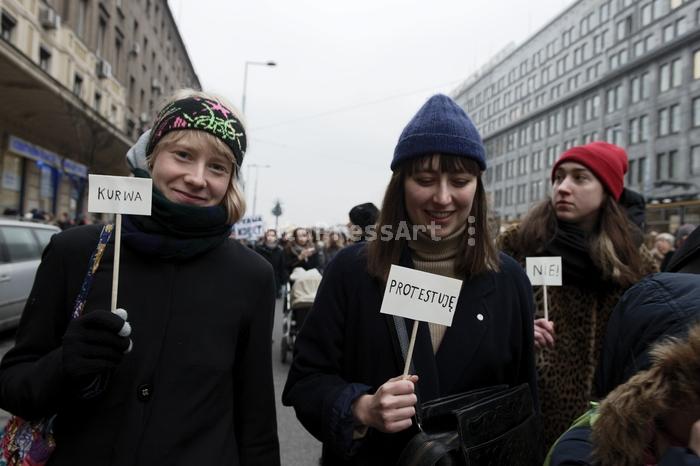 RobGajdaWomenBlackProtestWarsawFotoPressArt20180323180659.jpg