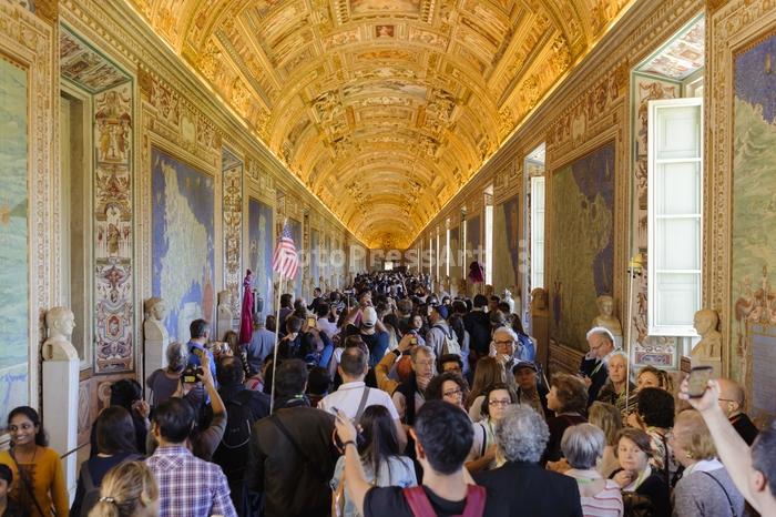 RobGajdacrowdatVaticanmusemFotoPressArt20180407125853.jpg