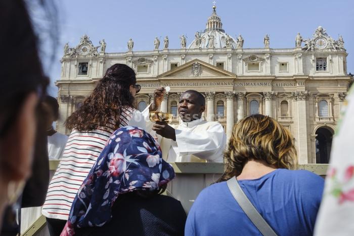 RobGajdaholysacramentVaticanFotoPressArt20180408114548.jpg