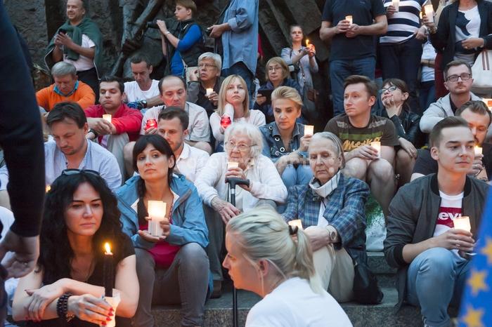 RobGajdalightchainprotestFotoPressArt20170716201059.jpg