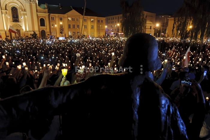 RobGajdalightchainprotestFotoPressArt20170716205241.jpg