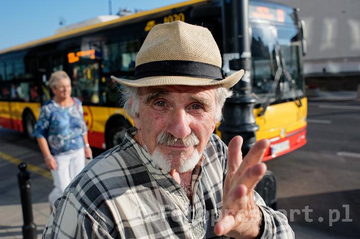 RobGajdamanatbusstopFotoPressArt20180724183006.jpg