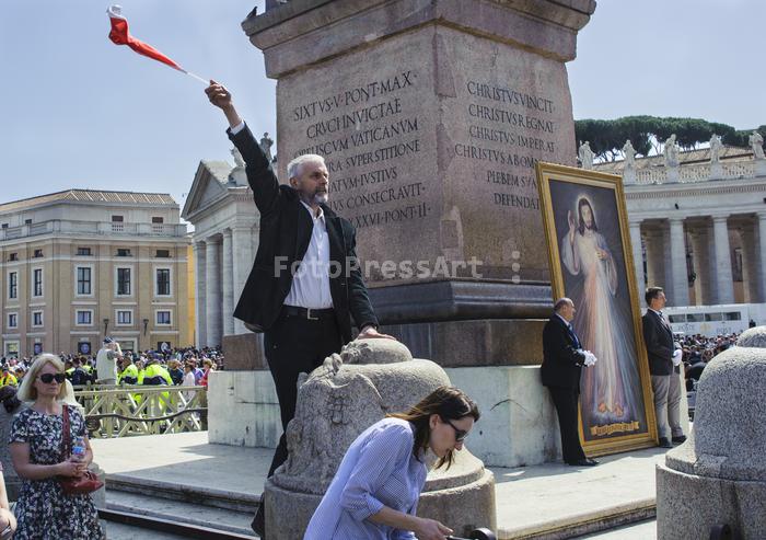 RobGajdamanflagJesusFotoPressArt20180408122321.jpg