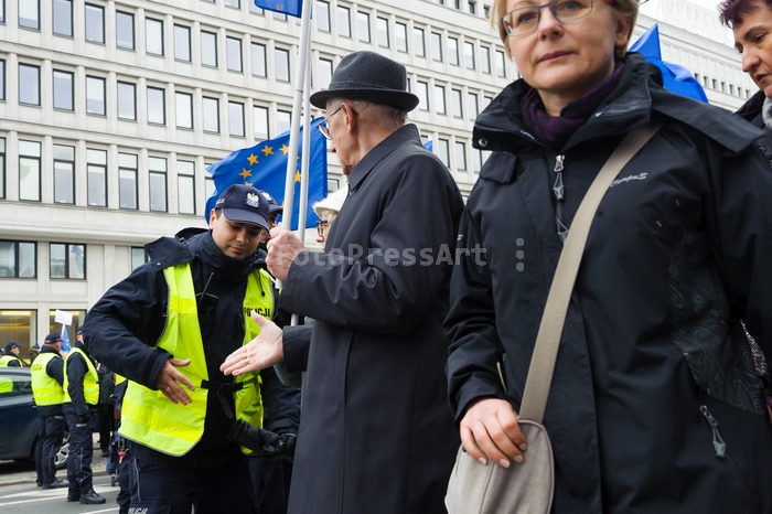 RobGajdashakinghands20170325133601FotoPressArt.jpg