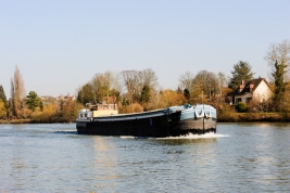 RobGajda_Barge_on_the_river20080224150036.jpg