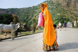 RobGajda_Hindu_woman_child20101008061001.jpg