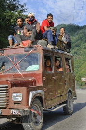 RobGajda_Nepalese_on_car_roof20101018045725.jpg