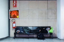 RobGajda_Sleeping_people_at_airport20091212070252.jpg