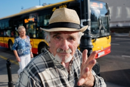 RobGajda_man_at_busstop_FotoPressArt_20180724183006.jpg