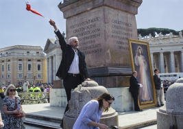 RobGajda_man_flag_Jesus_FotoPressArt_20180408122321.jpg