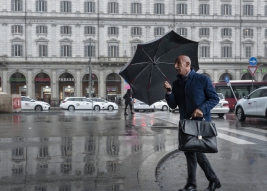 RobGajda_man_umbrella_briefcase_FotoPressArt_20180409142334.jpg