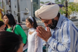 RobGajda_praing_sikh_20101024113243.jpg