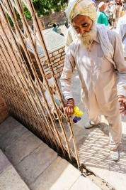 RobGajda_sikh_crossing_the_gate20101010081110.jpg