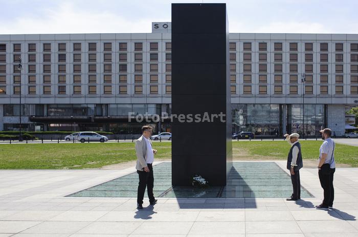 RobGajdaBlackmonumentSmolenskFotoPressArt20180523112858.jpg