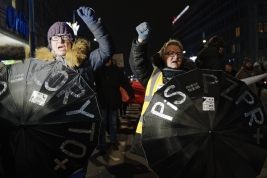 RobGajda_manifestation_StopPisowskiejDyktaturze_20181213193758.JPG