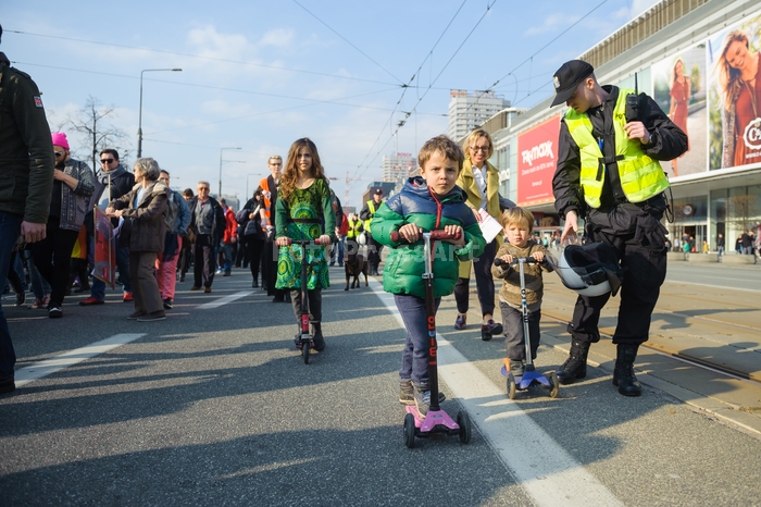 RobGajdaKidsonscooters20170305145311FotoPressArt.jpg