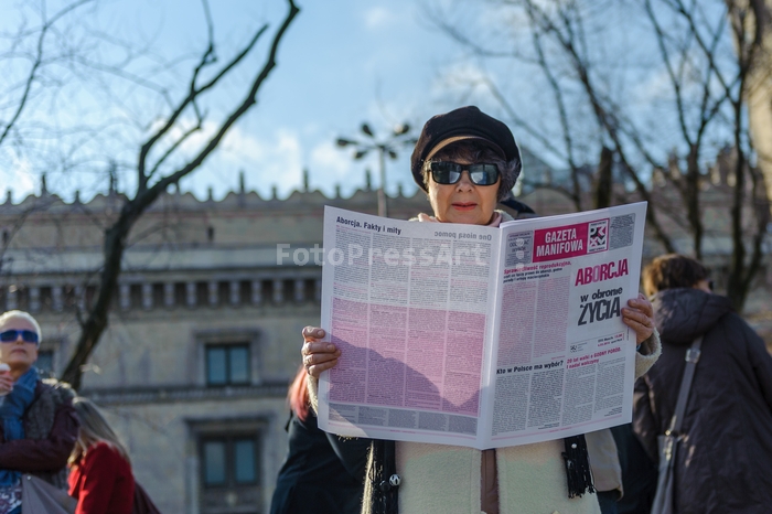 RobGajdaManifaFeministki20170305135324FotoPressArt.jpg