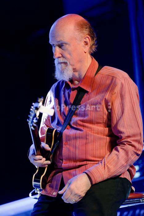 RobGajdaJohnScofieldFotoPressArt20180708221412.jpg