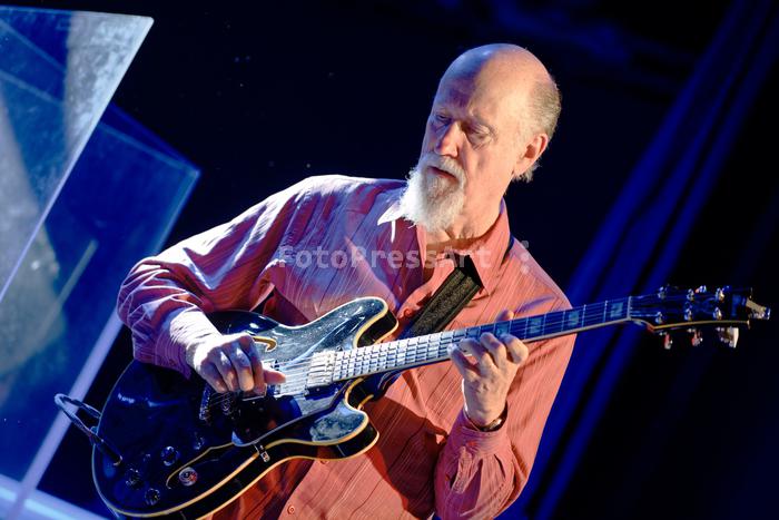 RobGajdaJohnScofieldFotoPressArt20180708221543.jpg